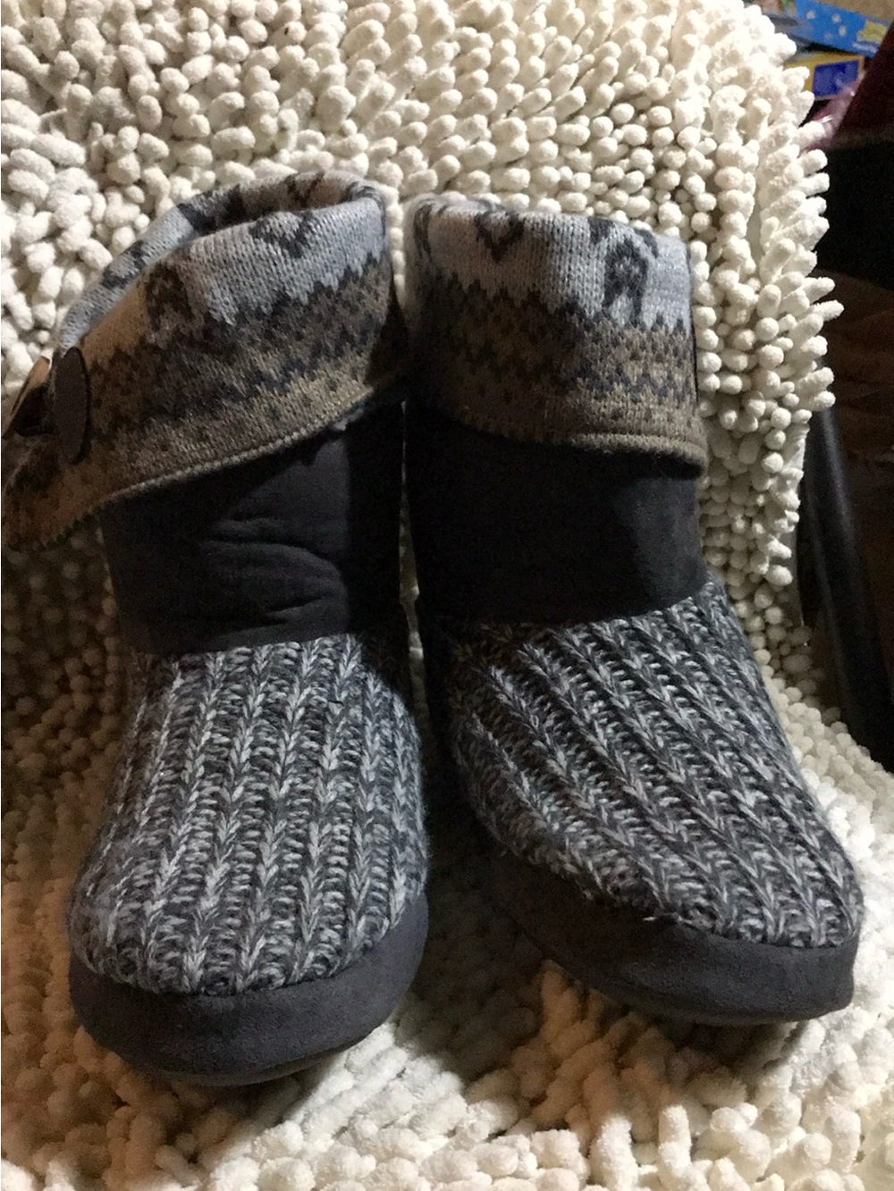 Muk luk Vintage Slippers Fits sizes 6 and 7 Women.